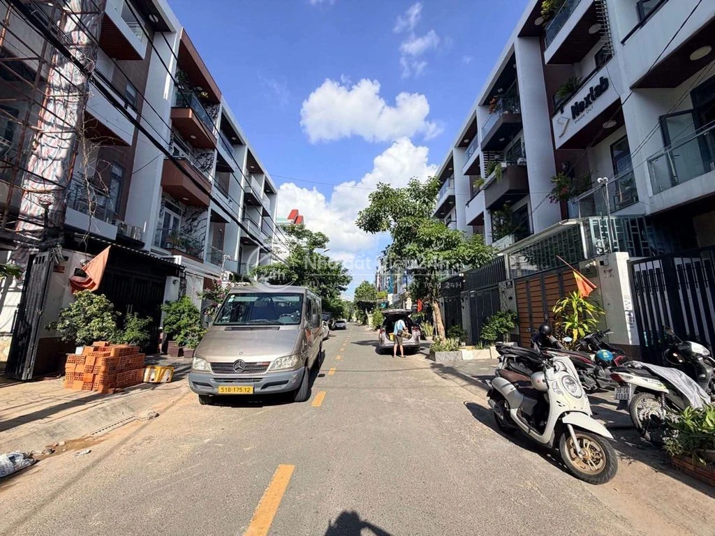 Mặt tiền Hàng hiếm khu Tên Lửa , đường 10m thông , 4 tầng nhỉnh 8 tỷ