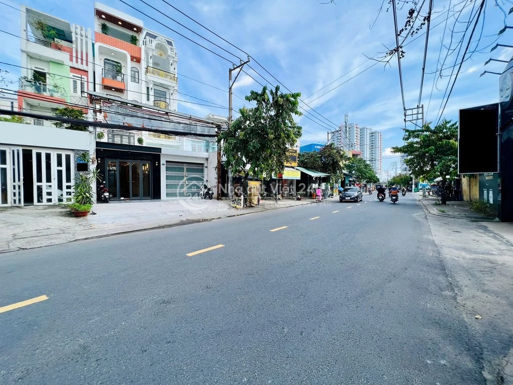 Nhà Đẹp Mặt Tiền đường Mã Lò- 104m2 - 5 tấm full nội thất thang máy