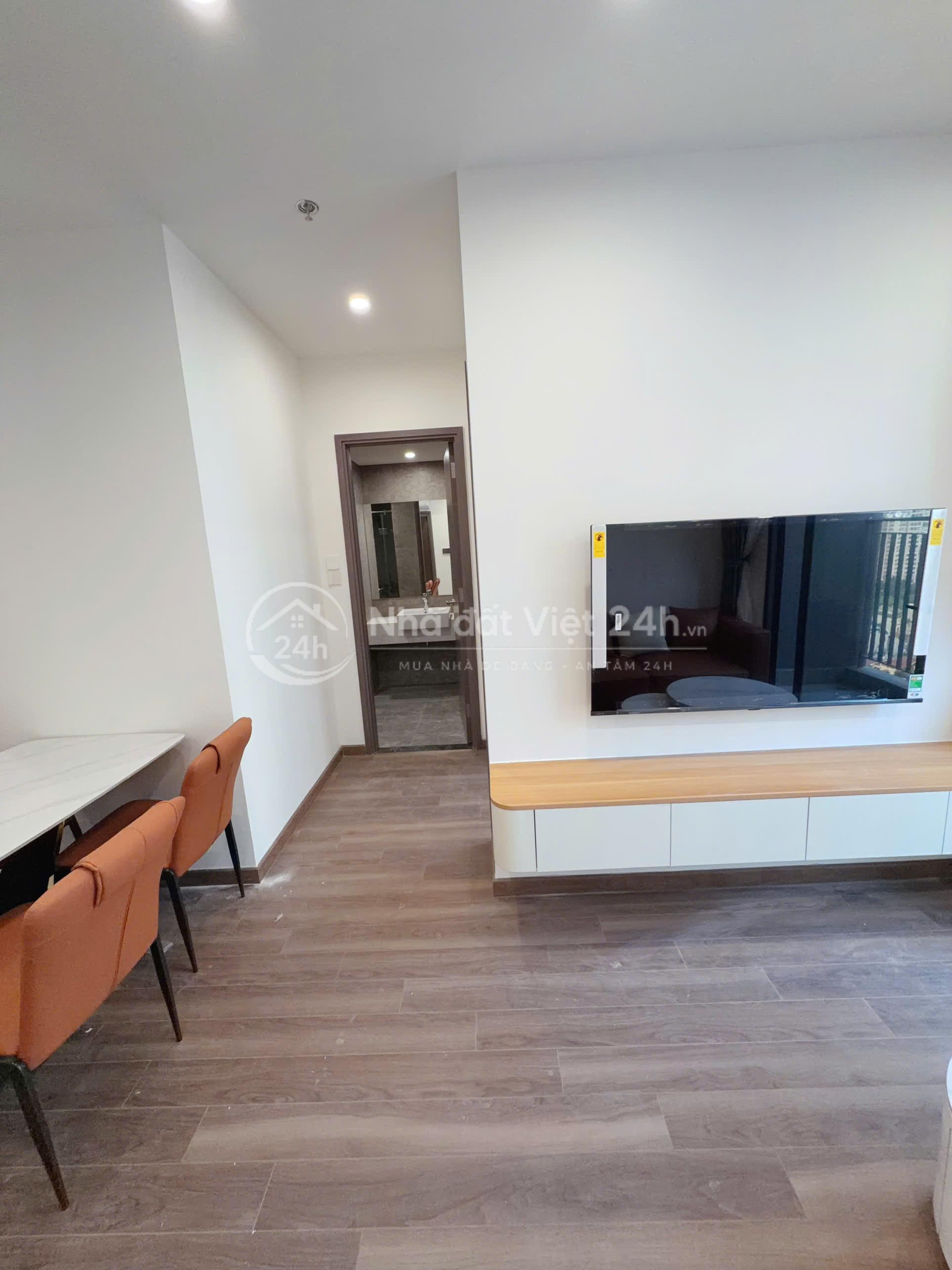 Chính chủ cần cho thuê căn hộ chung cư VOP tòa Be3 tầng cao gồm 2 ngủ đủ nội thất
