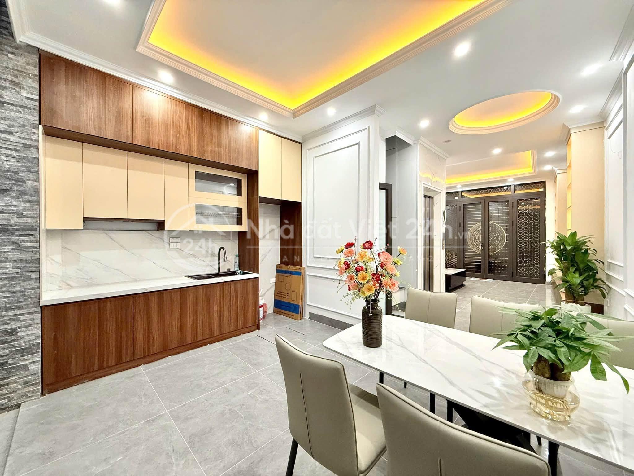 Bán nhà 5 tầng thang máy phố Vương Thừa vũ giá 11.5 tỷ