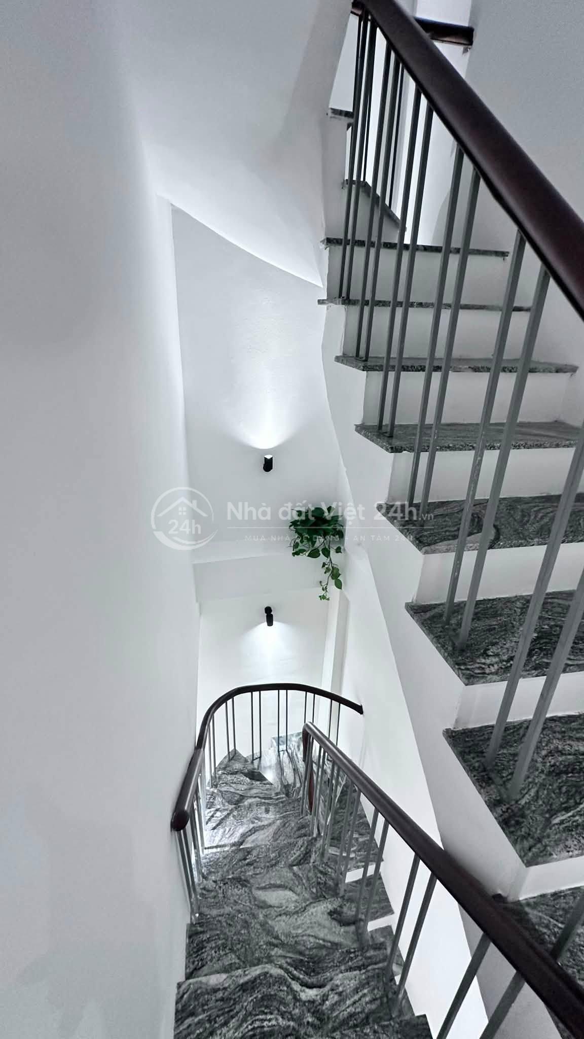 Nhà ngay ngã tư Xã Đàn - Trung Phụng - đê la thành 38m x 6 tầng 💰 chào Giá 10 tỷ 800